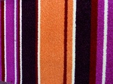 Farebný pruhovaný koberec